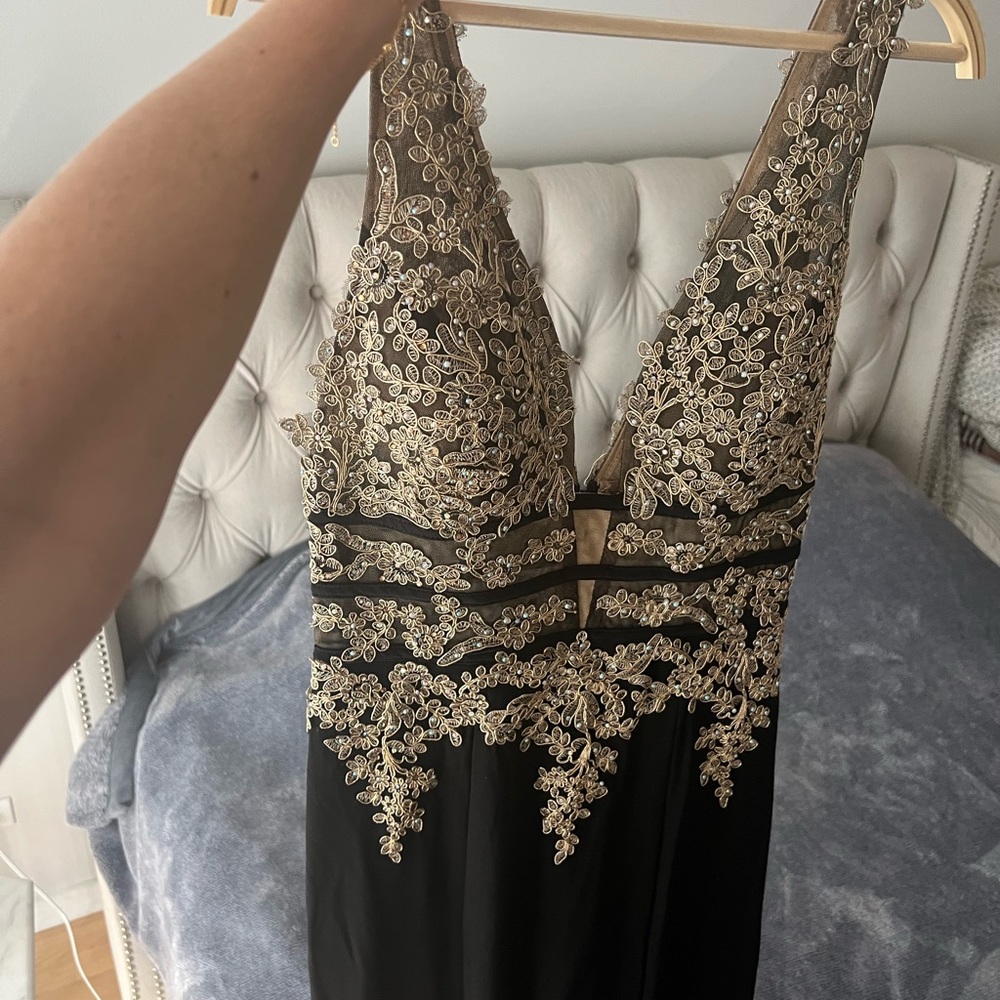 NWT Gorgeous black gown evening dress with Gold Mesh Lace embroidery detailing